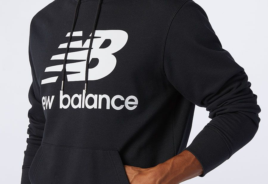 New Balance Herren ESSENTIALS STACKED LOGO PO BK MT03558BK Sweatshirt