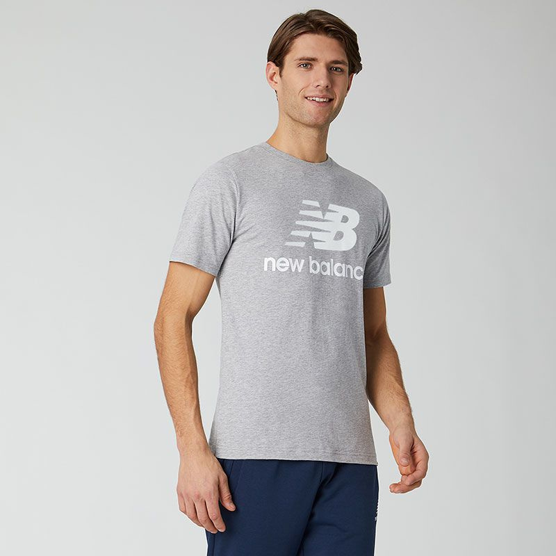 CLOTHING sleeve | Essentials Logo OUTLET T-shirt NEW \\ MT01575AG € BALANCE 13,79 NB short \\ MEN\'S Stacked NEW Balance MEN\'S BALANCE AG CLOTHING T New